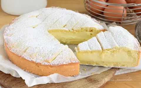 Una deliziosa crostata con crema pasticcera, cosparsa di zucchero a velo, pronta per essere gustata.