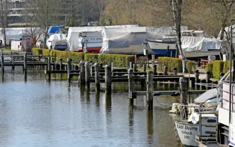 Boote unter Planen im Hafen von Almerimar, bereit für die nächste Saison.