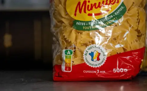 Un paquet de pâtes farfalle "Minutes" promet une cuisson rapide. Idéal pour un repas express, ces pâtes sont prêtes en 3 minutes.