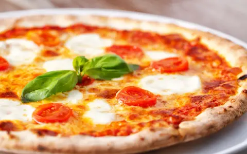 Jak zrobić pizzę jak z pizzerii? Przepis i triki pizzaiolo