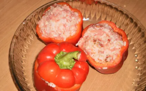 Papryka faszerowana surowym mięsem mielonym i ryżem, gotowa do pieczenia.