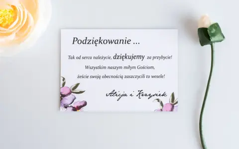 Kartka z podziękowaniami za przybycie na wesele, ozdobiona kwiatami. Alicja i Krzysiek dziękują Gościom.