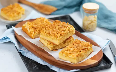 Saftiger Blechkuchen mit knuspriger Mandel-Decke, perfekt für ein schnelles Tassenkuchen Rezept.