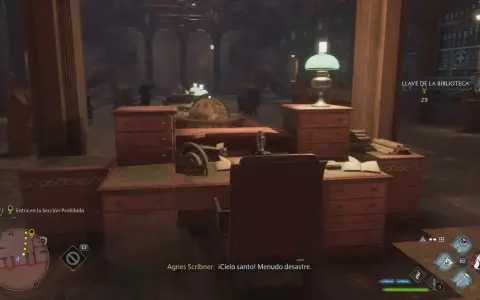 Explora la biblioteca Hogwarts Legacy. Un escritorio desordenado con una lámpara verde y un globo terráqueo en el fondo.