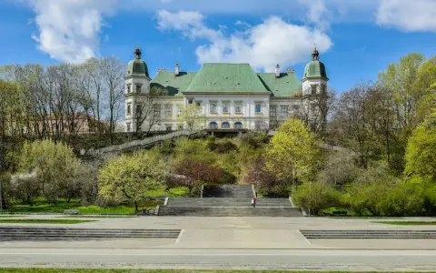 Pałac na Wodzie w Łazienkach Królewskich, idealne miejsce na interaktywne muzeum w Warszawie.