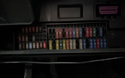 Rozpiska bezpieczników i przekaźników w Seat Ibiza. Widoczne bezpieczniki o różnej wartości prądu.