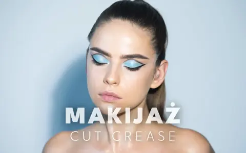 Modelka z błękitnym makijażem oczu w stylu cut crease, z wyraźną kreską eyelinera.