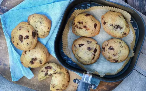 Nybakade småkakor i airfryer, perfekta med chokladbitar. Enkla att göra och blir alltid goda.