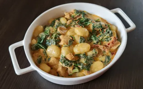 Pyszne gnocchi z kurczakiem w kremowym sosie ze szpinakiem i suszonymi pomidorami.