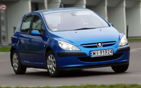 Niebieski Peugeot 307 1.6 benzyna w ruchu miejskim.