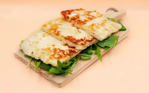 Zamienniki sera halloumi, które zaskoczą Twoje dania i podniebienie