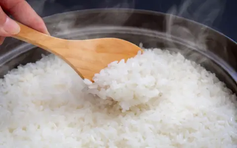 Ryż ugotowany: Ile ma kalorii? Biały, brązowy i wpływ na dietę