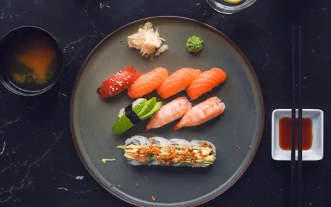 En tallrik med sushi, misosoppa och sojasås. En perfekt måltid för en kväll i sushi stockholm city.