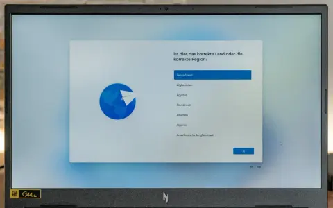 Einrichtung von Windows 11 ohne Microsoft-Konto: Auswahl der Region "Deutschland" auf einem Laptop.