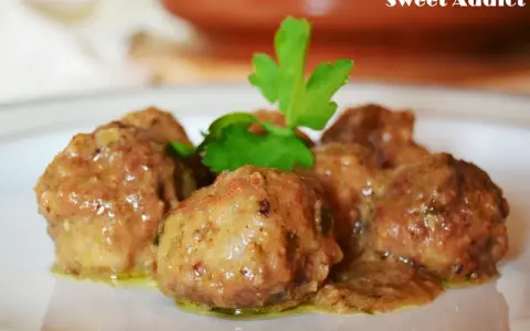 Deliciosas albóndigas en salsa de almendras, un plato casero que invita a repetir.