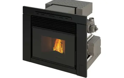 Chimenea de pellets moderna con puerta de cristal y llama encendida. Diseño elegante en negro con detalles metálicos.