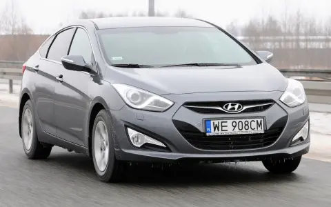 Szary Hyundai i40 1.7 CRDi na drodze. Wady tego modelu mogą dotyczyć np. wyciszenia lub zawieszenia.