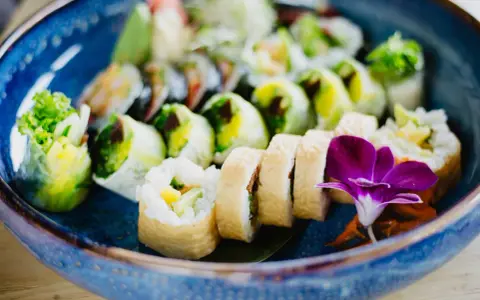 Czy pies może jeść sushi? Dowiedz się, co może mu zaszkodzić