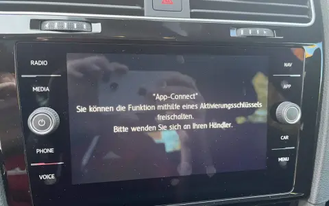 VW Golf 7 Display zeigt "App-Connect" an. Um die Funktion freizuschalten, wird ein Aktivierungsschlüssel benötigt. Kontaktieren Sie Ihren Händler für Ihren VW Golf 7 Carplay freischalten.