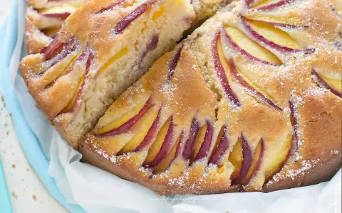 Torta di pesche velocissima, soffice e profumata, con fette di pesca disposte a raggiera sulla superficie dorata.