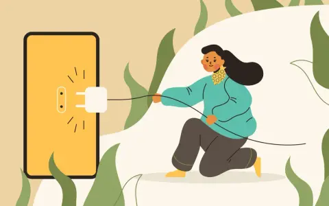 Kobieta podłącza wtyczkę do gniazdka na ekranie telefonu, symbolizując zużycie energii. Zastanawiasz się, ile prądu zużywa komputer?