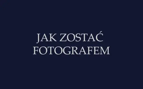 Napis "Jak zostać fotografem" na granatowym tle.