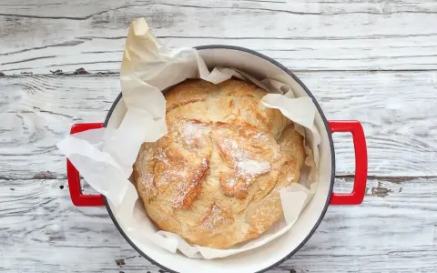 Jaki garnek do pieczenia chleba? Odkryj najlepsze opcje i porady