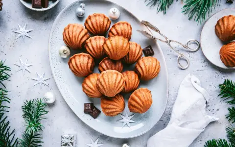 Goldbraune Madeleines, perfekt für ein Weihnachtsfest. Dieses Madeleines Rezept ist ein Genuss!