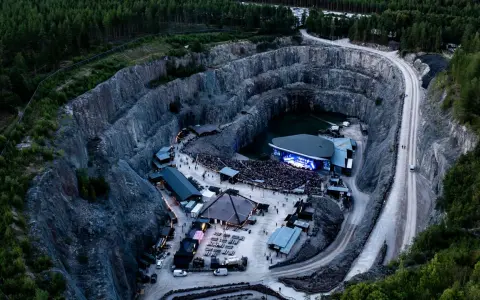 Konsert i stenbrott med publik. Weeping willows Dalhalla, en unik scen i en gammal gruva.