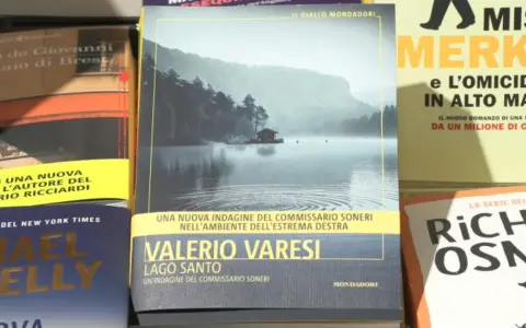 Copertina del libro "Lago Santo" di Valerio Varesi, una nuova indagine del commissario Soneri. Cronologia di gialli.