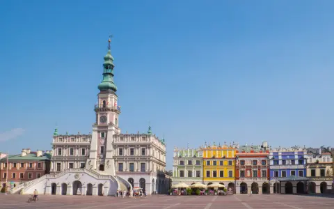 Zamość miasto idealne: Ratusz i kolorowe kamienice na Rynku Wielkim. Słoneczny dzień, błękitne niebo.