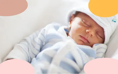 Un tierno bebé duerme plácidamente, ajeno al mundo. Pronto será el despertar de un nuevo día, pero ahora disfruta de su siesta.