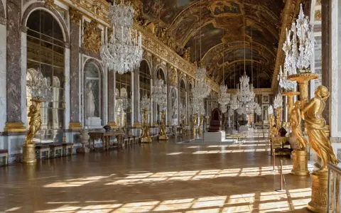 La Galerie des Glaces, un chef-d'œuvre de Louis XIV, resplendit de dorures, de lustres étincelants et de reflets dans ses miroirs.