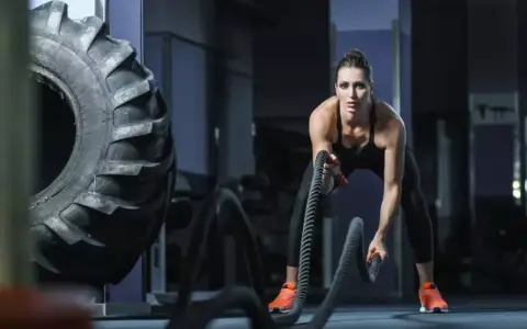 Na czym polega CrossFit? Odkryj sekrety wszechstronnego treningu