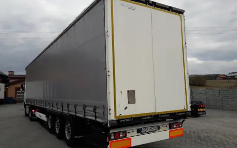 Naczepa Krone Profi Liner z certyfikatem XL, widok z tyłu.
