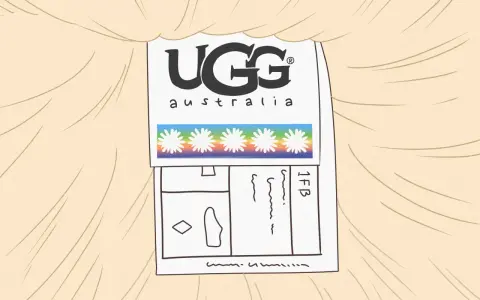 Metka z logo UGG Australia i tęczowym paskiem z kwiatkami. Podpowiada, jak rozpoznać oryginalne UGG.