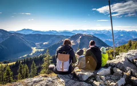 Rodzina podziwia widok na Tatry z dzieckiem. Piękny dzień na górskim szlaku.