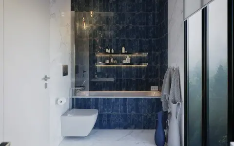 Nowoczesna wanna z prysznicem w łazience z niebieskimi płytkami i marmurem. Eleganckie oświetlenie i widok na las.