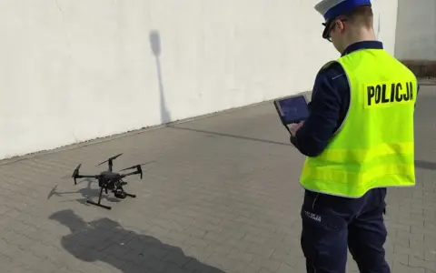 Policjant steruje dronem, który może pomóc ustalić, po jakim czasie przychodzi mandat z drona.