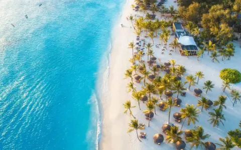 Rajska plaża na Zanzibarze, idealna na wakacje. Kiedy jechać? Najlepiej w porze suchej, od czerwca do października.