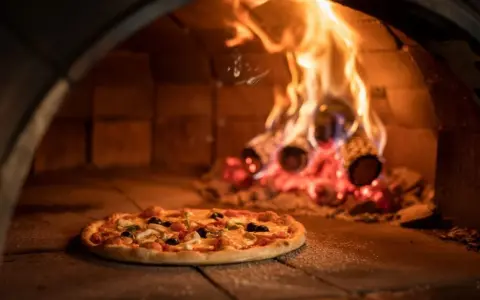 Na jakim trybie piec pizzę? Odkryj sekrety idealnego spodu!
