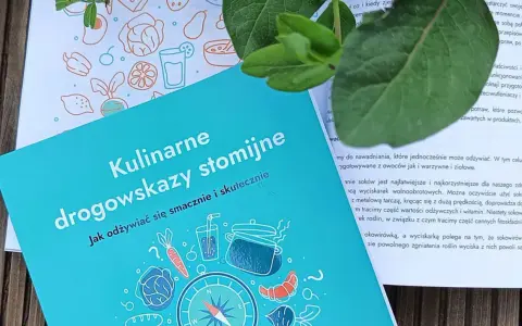 Okładka książki "Kulinarne drogowskazy stomijne" z ilustracjami warzyw, owoców i naczyń.