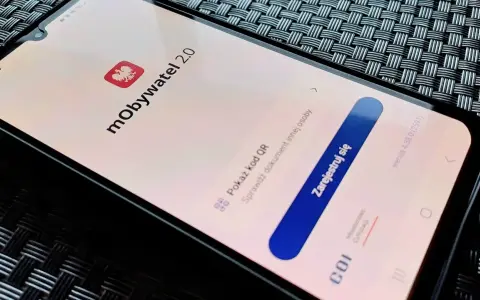 Ekran smartfona z aplikacją mObywatel 2.0 i godłem Polski.