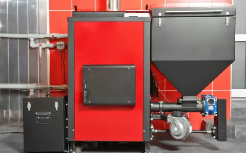 Nowoczesny piec na pellet do domu 120m2, czerwono-czarny, z zasobnikiem i wentylatorem.