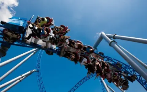 Achtung, Achterbahn! Besucher im Europa-Park erleben einen neuen Rekordtag. Die Blue Fire Megacoaster-Bahn rast mit vielen begeisterten Gästen durch die Lüfte.
