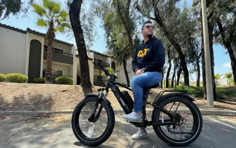 Mężczyzna na rowerze elektrycznym, gotowy do jazdy. Dowiedz się, jak uruchomić rower elektryczny i ciesz się jazdą!