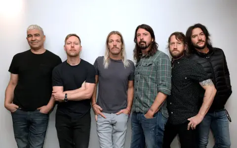 Medlemmar av Foo Fighters poserar för en gruppbild.