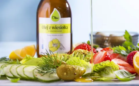 Olej z wiesiołka w ciąży: świeża sałatka z awokado, truskawek i ogórka, polana złotym olejem.