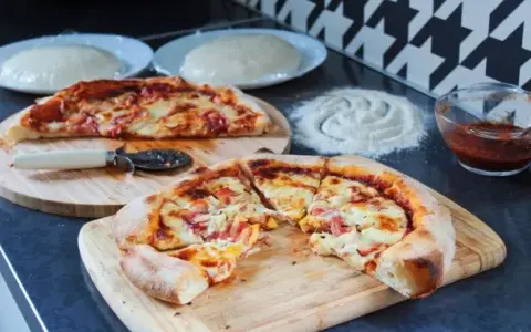 Miękkie ciasto na pizzę: Pożegnaj twardy spód na zawsze!