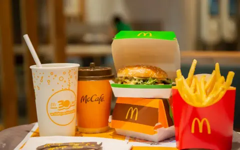 McChicken kcal w zestawie z frytkami i napojem z McCafe. Idealny posiłek na szybki lunch.